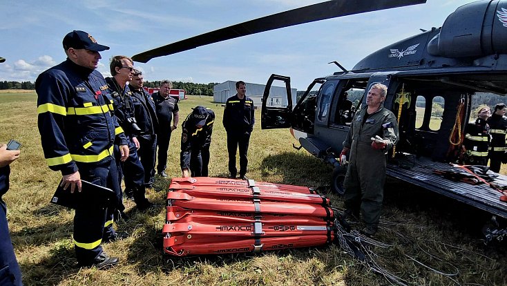 Jihočeští hasiči se ve Frymburku seznámili s možnostmi, které nabízí povolání vrtulníků k požárům.