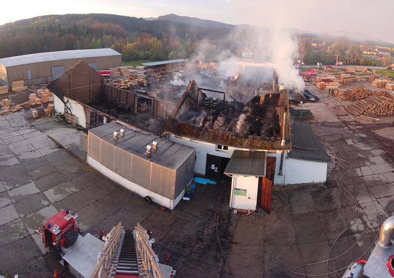 Pila v Mirkovicích lehla v noci na pátek popelem, požár hasilo téměř šedesát hasič.