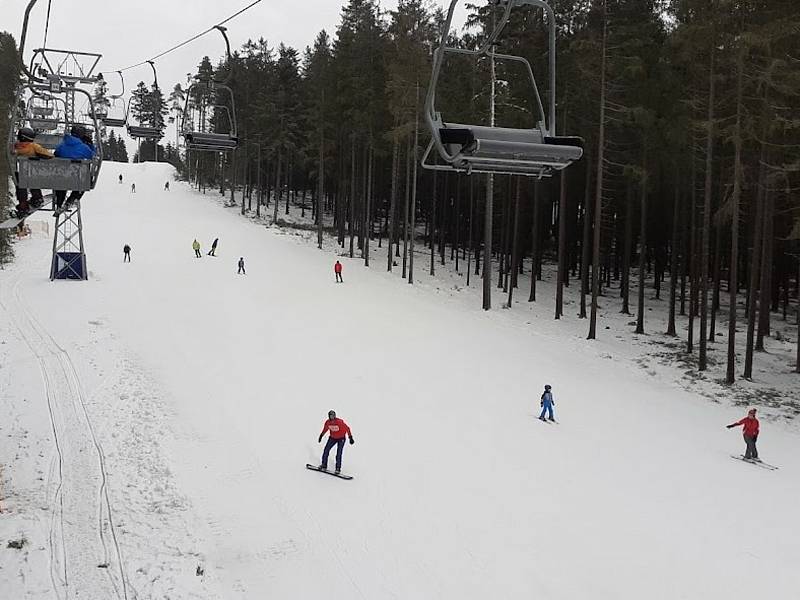 Ve Skiareálu Lipno zahájili v neděli 5. prosince 2021 další lyžařskou sezónu.