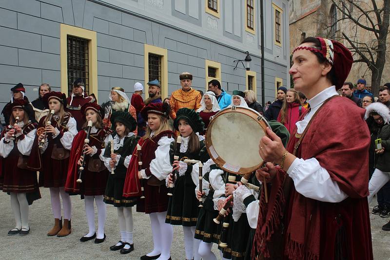 Historický kostýmovaný průvod v sobotu slavnostně zahájil zámeckou sezónu v Českém Krumlově.