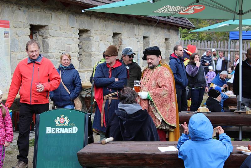 Příprava  na  Průvod Bavora III. a bratří z Vitějovic hradem a ceremonii předání hradu a na vyhlášení rytířského turnaje.