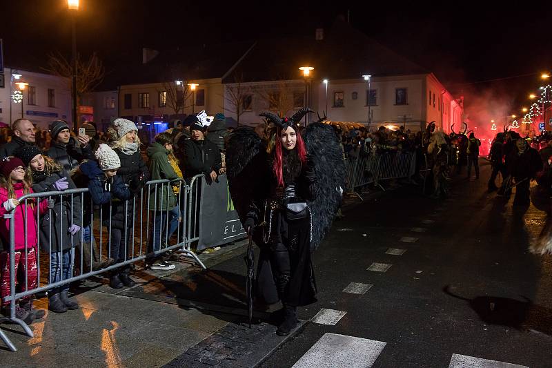 Diváci se během Krampus show v Kaplici náramně bavili.