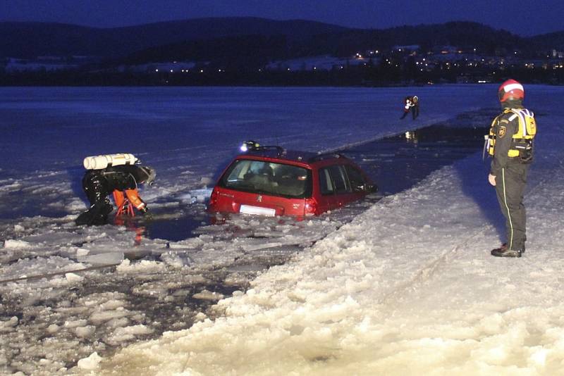 Hasiči vytahovali auto, které se propadlo do ledu na lipenském jezeře. 