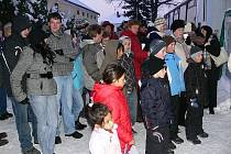 Na rozsvícení vánočního stromu a doprovodný program se v sobotu v Mirkovicích přišlo podívat poměrně dost lidí.