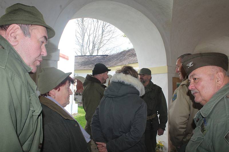 Členové klubu vojenské historie zavítali během své okružní jízdy po pomníčkách padlých také na Křížovou horu v Českém Krumlově.