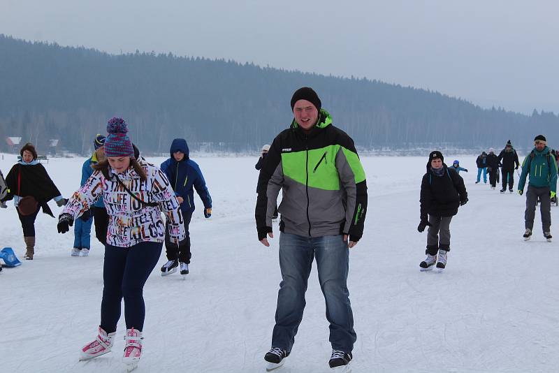 Tisíce lidí dorazily o víkendu zabruslit si na Lipno.