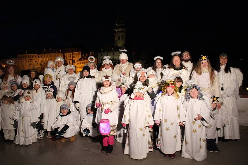 Andělé v průvodu prošli po stopách filmové pohádky Anděl Páně 2, v čele s jejím režisérem Jiřím Strachem.