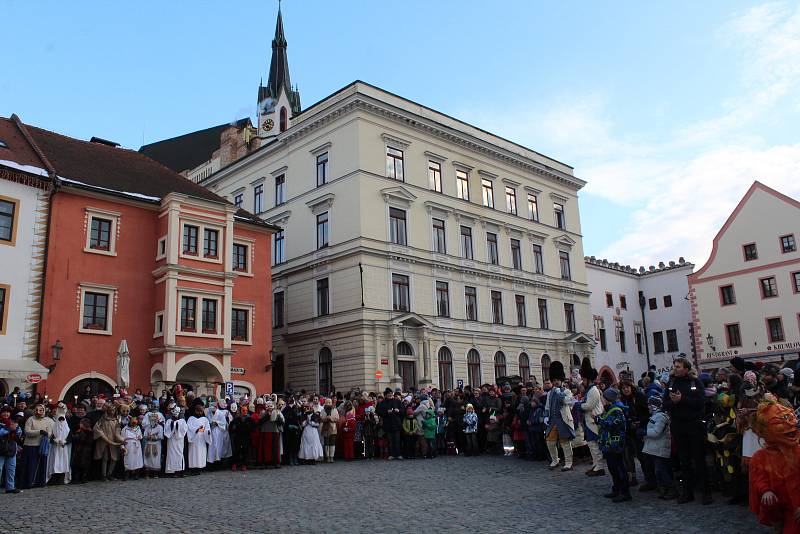 V krumlovských ulicích zavládl pod taktovkou ZUŠ masopustní poprask. Přibyly nové masky a starosta se opět po roce nechal přesvědčit k udělení povolení ke koledě, a ta byla nejen bohatá, ale hlavně pořádně veselá.