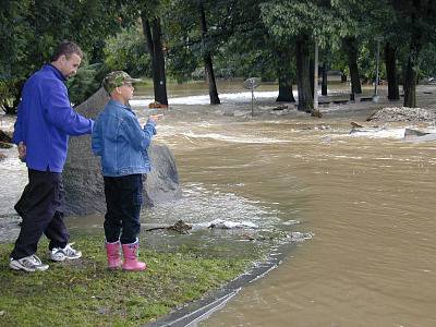 Velká voda se valila kaplickým parkem a pustošila celé Malšské údolí.