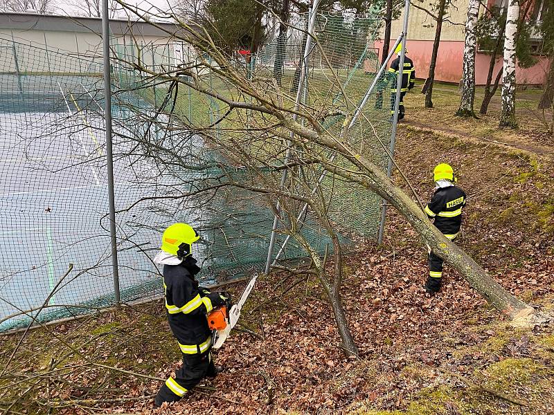 Popadané stromy ve Velešíně. Stromy tam spadly také na elektrické vedení u čistírny opdadních vod, která je bez proudu.