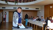Volby v sále křemežské radnice v pátek odpoledne.