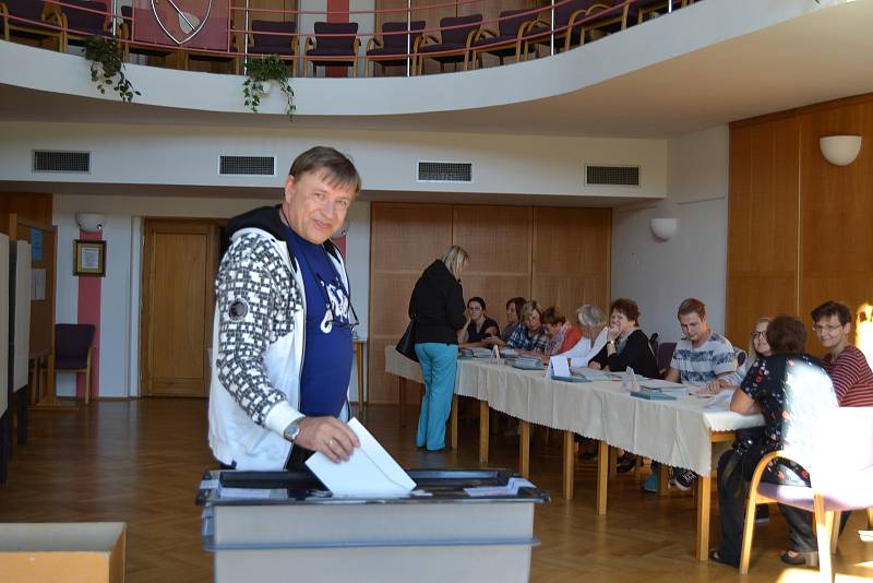Volby v sále křemežské radnice v pátek odpoledne.