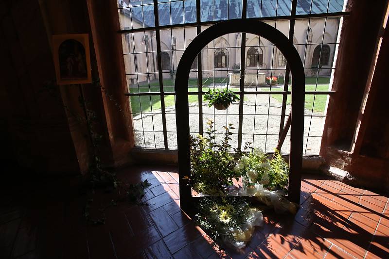 Květinová výstava "Hořící srdce" je v klášteře Zlatá Koruna k vidění do 18. srpna. Jejím tématem je tentokrát život sv. Bernarda z Clairvaux.