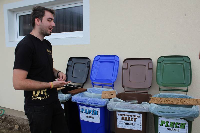 Michal Novák z hotelu Na Pláži z Horní Plané na Lipensku přiblížil, jak kompostují nádobí z bistra a kuchyňské zbytky.