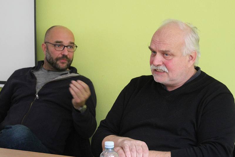 Václav Pecha, člen tehdejšího studentského stávkového výboru, s Janem Vondroušem, členem OF a prvním porevolučním starostou Českého Krumlova (vpravo).