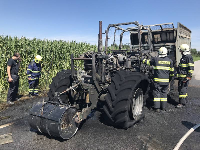 Traktor na silnici shořel prakticky docela.