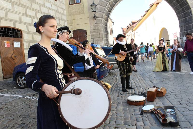 Český Krumlov se vrátil do renesance. Žije Slavnostmi pětilisté růže.