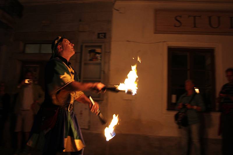 Páteční ohňový průvod Slavností pětilisté růže Českým Krumlovem.