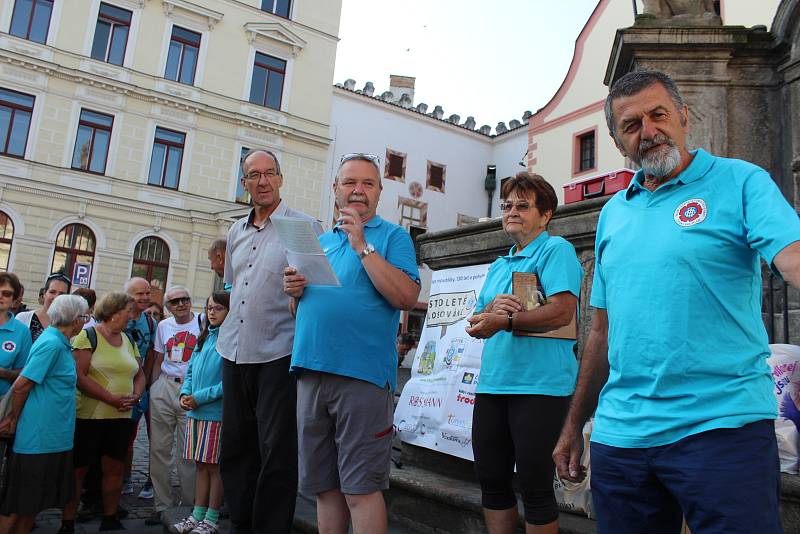 Členové Klubu českých turistů si dali dostaveníčko v Českém Krumlově a pak vyrazili na pochod.