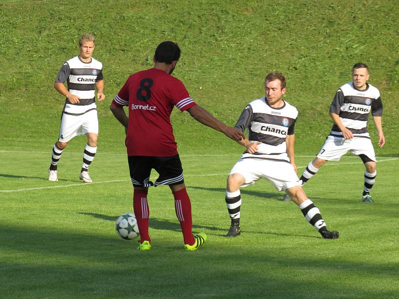Fotbalová příprava: SK Větřní (červené dresy) – Spartak Kaplice 6:7 (3:3).