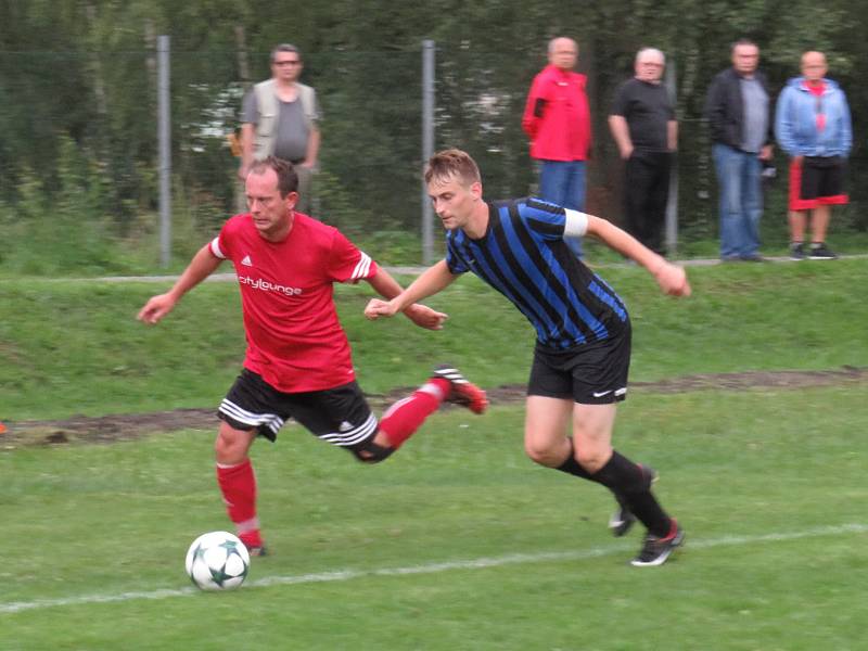 Oblastní I.A třída (skupina A) - 1. kolo: SK Větřní (červené dresy) - FC Velešín 3:4 (1:3).