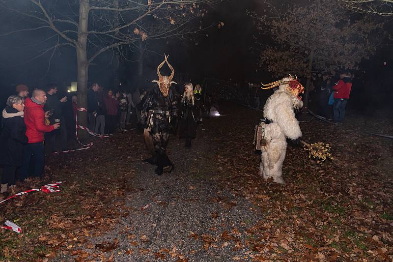 Krampusáci děsili svým zjevem ve Vyšším Brodě.