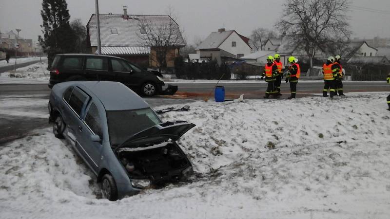 Při čtvrteční nehodě ve Velešíně se zranili tři lidé.