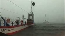 Ve Frymburku se v bouři povedlo zachránit nezvladatelnou plachetnici i s posádkou.