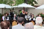 Koncert Jazzbandu Schwarzenberské gardy na nádvoří zámku Český Krumlov.