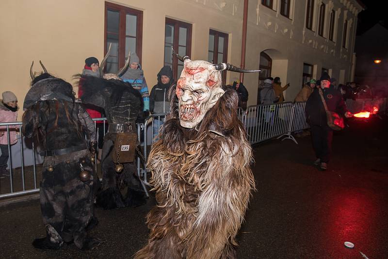 Diváci se během Krampus show v Kaplici náramně bavili.