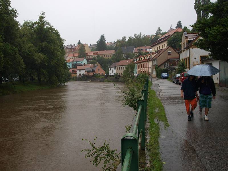 Hladina Vltavy v Českém Krumlově vystoupala v sobotu odpoledne za dvě a půl hodiny o 21 centrimetr. Snímek je z ulice Po Vodě.