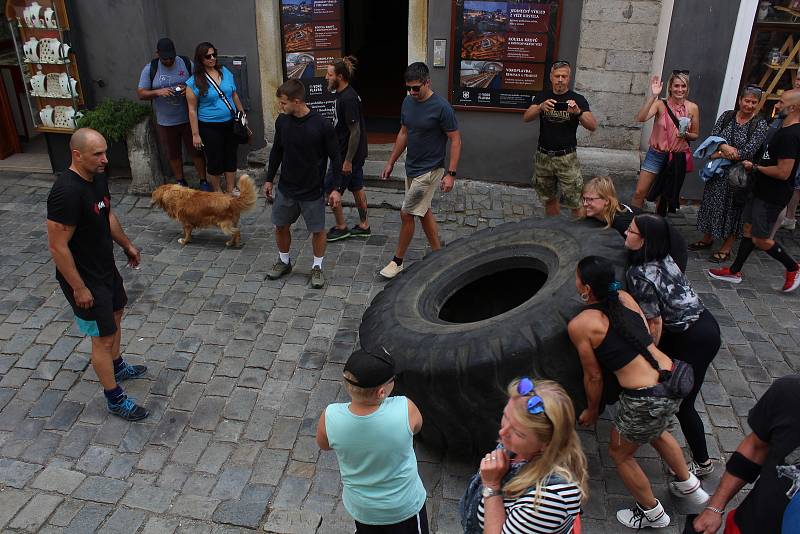 Akce Převal gumu překvapila i pobavila obyvatele a návštěvníky Českého Krumlova.