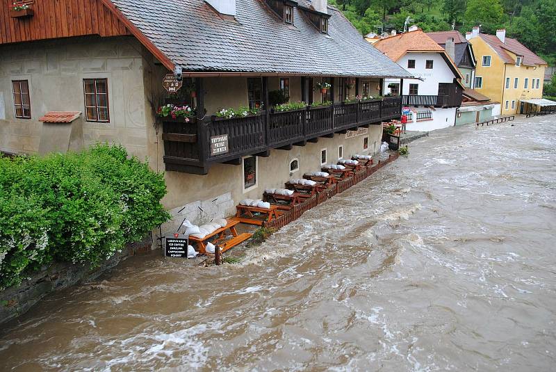 Povodně v Českém Krumlově v roce 2013. Ze břehů se vylila Polečnice, zahrozila i Vltava v centru. Pod vodou skončily hospodské zahrádky i auta.