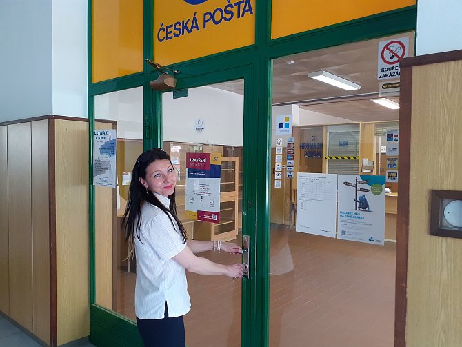 Poslední minuty na pobočce České pošty na krumlovském sídlišti Plešivec. Naposledy měla otevřeno 30. června 2023.