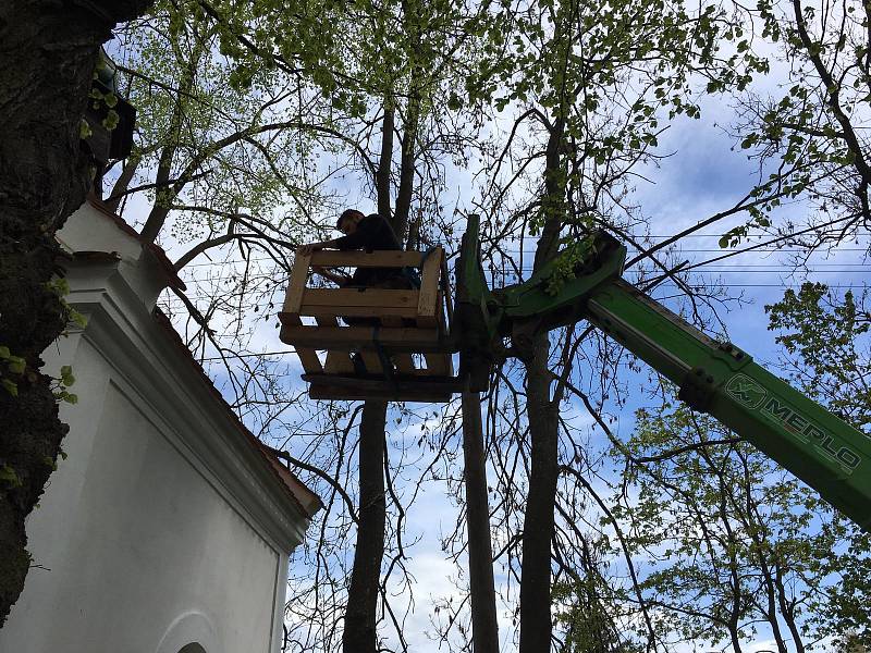 Slavnostní okamžik svěcení a zavěšování zvonku do kaple si nenechala ujít spousta lidí.