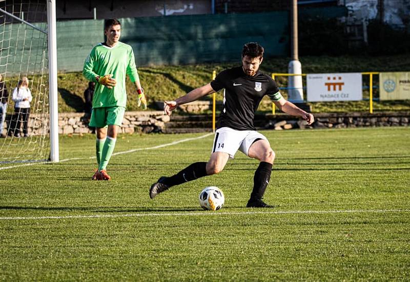 Fotbalisté Zlaté Koruny (ve žlutém) v očekávaném souboji přehráli Dolní Dvořiště 4:1 a vyšvihli se do čela tabulky.