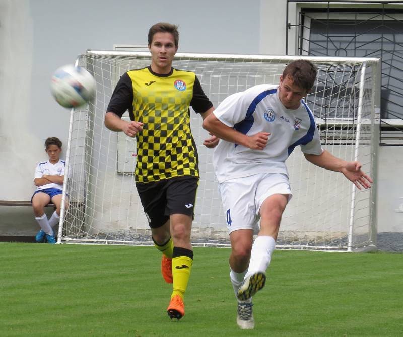 Oblastní I.B třída - 26. kolo: Vltavan Loučovice (bílé dresy) - Spartak Kaplice 1:3 (1:2).