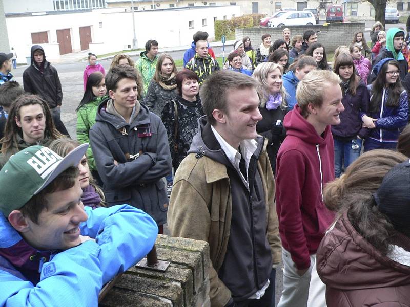 Průvod studentů se vydal po místech, kde všude bývaly střední školy v Kaplici.