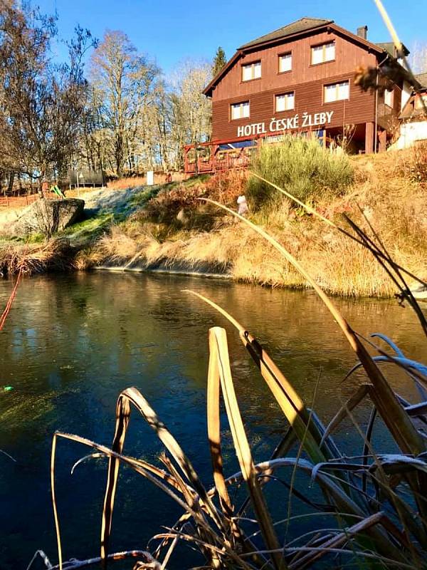 Hotel České Žleby a jeho okolí.