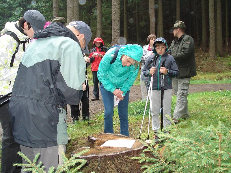 Nordic Walking branou Novohradských hor v Benešově nad Černou se konal i navzdory dešti.