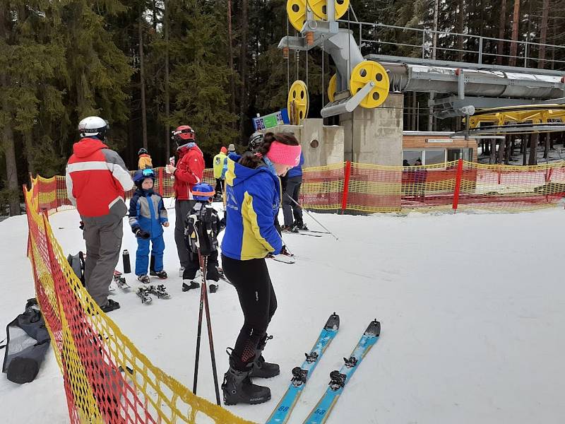 Ve Skiareálu Lipno zahájili v neděli 5. prosince 2021 další lyžařskou sezónu.