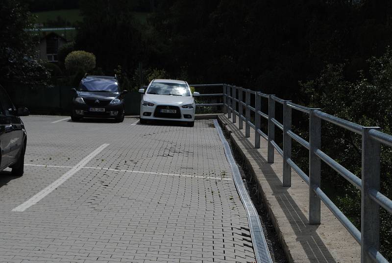 V Tiché ulici v Českém Krumlově, v části Nové Spolí nedaleko kryté lávky Rechle, se po deštích zřítila opěrná zeď s částí parkoviště.