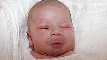 Sedmačtyřicet centimetrů a 2860 gramů. To byly porodní míry Markéty Čurdové, která se Markétě a Davidovi Čurdovým z Černé v Pošumaví narodila 4. července 2013 ve 12 hodin a 23 minut. Tatínek u porodu miminka, které doma očekával Daniel (2), nemohl chybět.