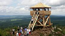 Tento týden se otevřela nová dřevěná rozhledna uprostřed boletického vojenského újezdu na Knížecím stolci (1226 m.n.m.). Turisté se zde mohou kochat o prázdninových víkendech. Příští rok bude cesta k rozhledně otevřena po celé prázdniny.