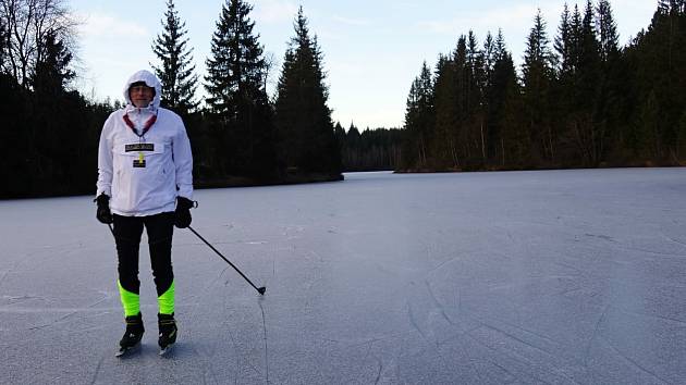 Parta bruslařů z Krumlova vyrazila na brusle na Pohořský rybník.