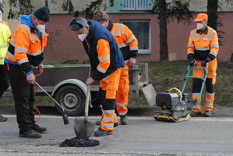 Doslova pár minut trvalo zalátání výtluku na E55 v Kaplici studenou balenou směsí. Větší opravy začnou, až se před létem rozjedou obalovny.