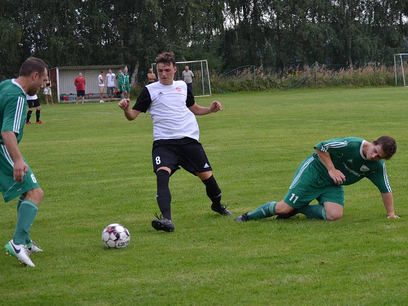 OP muži – 3. kolo (2. hrané): Sokol Křemže (bíločerné dresy) – FK Nová Ves / Brloh 0:0, na penalty 1:4.