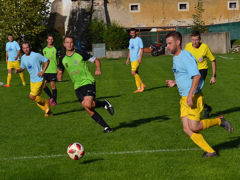 Oblastní I.B třída (skupina A) - 5. kolo (4. hrané): SK Zlatá Koruna (modré dresy) - FC Velešín 1:6 (0:3).