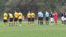 Kaplice v úvodním kole I. A třídy doma za vytrvalého deště porazila Lhenice (ve žlutém) přesvědčivě 3:0.