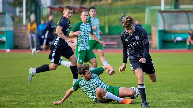 Fotbalisté Českého Krumlova (v zeleném v utkání se Soběslaví) přivezli výborné tři body z Rokycan.